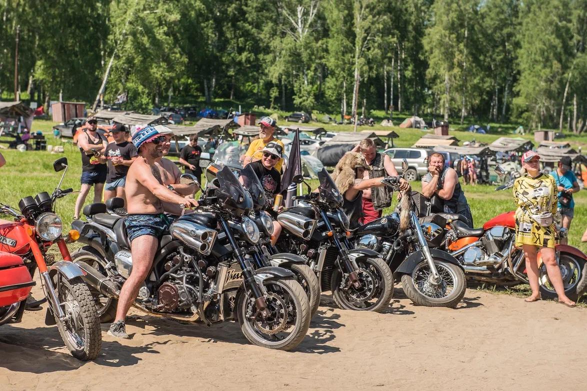 Фото «Шевели поршнями»: новосибирский фотограф сделал кадры масштабного байк-фестиваля на Алтае 4